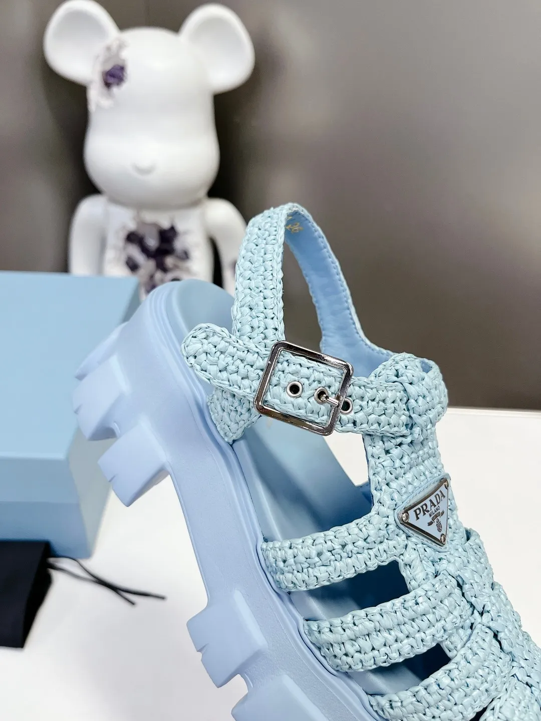 👟👟Ex-factory price 640👟👟 Straw 2023 exclusive version super hot🎊🎊🎊hot prada Prada cage shoes sawtooth Roman braided thick-soled rubber sandals retro fashionable and avant-garde gear teeth 55mm Thick-soled soles, the upper perfectly restores the original craftsmanship, and is made of purely hand-woven uppers. The cost is extremely high, making the whole pair of shoes light and comfortable, full of holiday feel, and bright colors 💐💐💐💐 to satisfy a variety of choices for fashionable people with different styles! The iconic metal triangle logo is paired with the shape of ancient beach sandals. Every design element is fashionable! Code number 35-40